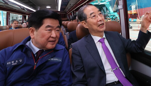 한덕수 대통령 권한대행 국무총리가 16일 HD현대중공업 울산 조선소에서 권오갑 회장의 설명을 들으며 시찰하고 있다. (사진=뉴시스)