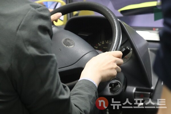 18일 서울 마포구 서부운전면허시험장에서 김익환 씨가 시뮬레이션카를 통해 운전연습을 하고 있다. (사진=뉴스포스트 이별님 기자)