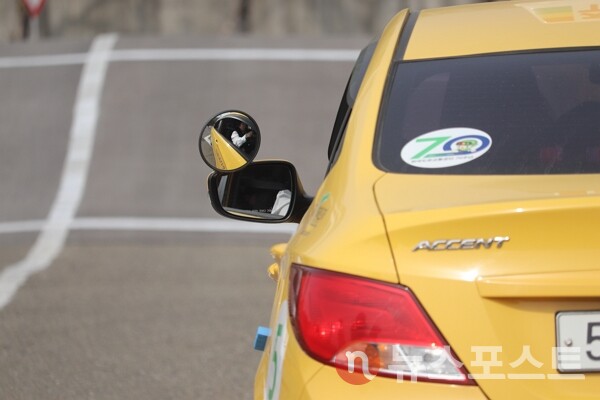 18일 서울 마포구 서부운전면허시험장에서 참가자가 전문가 지도 하에 운전을 하고 있다. (사진=뉴스포스트 이별님 기자)