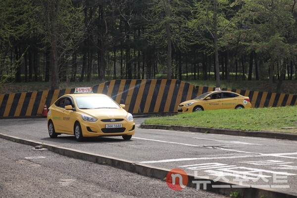 18일 서울 마포구 서부운전면허시험장에서 참가자들이 전문가 지도 하에 운전을 하고 있다. (사진=뉴스포스트 이별님 기자)