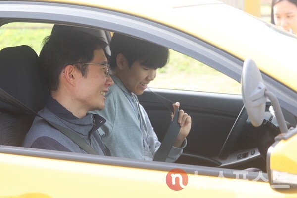 18일 서울 마포구 서부운전면허시험장에서 참가자가 운전을 하기 전 안전벨트를 매고 있다. (사진=뉴스포스트 이별님 기자)