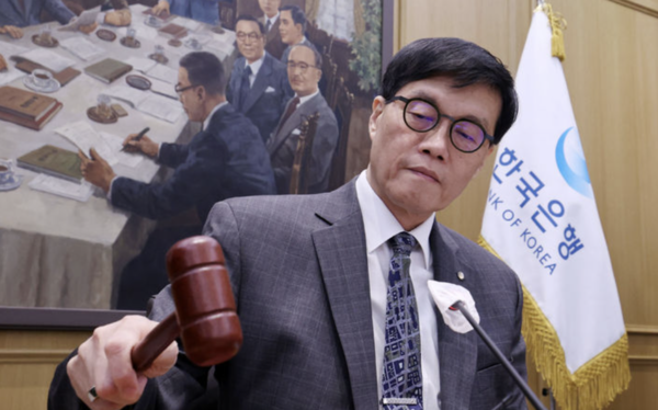 이창용 한국은행 총재가 2월 25일 오전 서울 중구 한국은행 본관에서 열린 금융통화위원회 본회의에서 의사봉을 두드리고 있다. (사진=뉴시스)