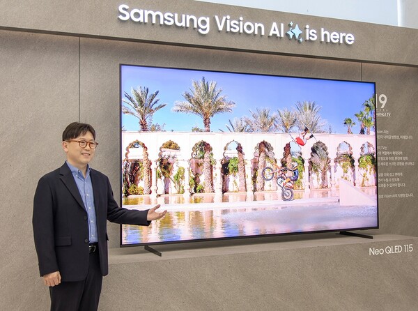삼성전자 용석우 사장이 7일 ‘Unbox & Discover 2025’ 행사에서 진정한 AI TV 시대를 선언하며 115형 초대형 TV를 소개하고 있다. (사진=삼성전자)
