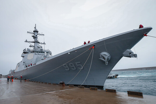 지난 2월 1일 해군기동함대사령부 최신예 이지스구축함 정조대왕함(DDG-II·8200톤급)이 모항인 해군제주기지에 입항하고 있다. (사진=뉴시스) 