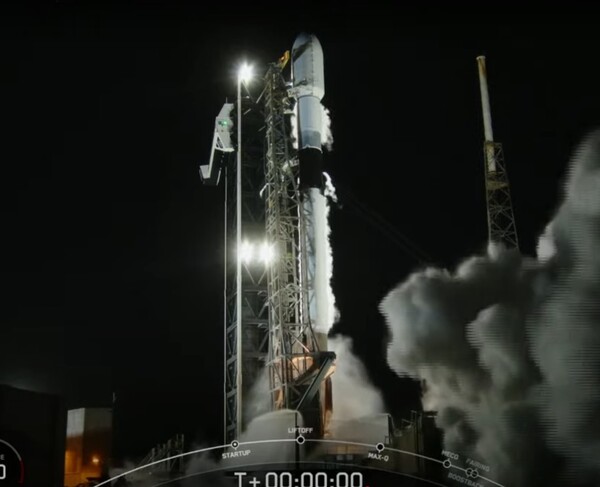 22일 오전 9시 48분(한국시간) 미국 플로리다주 케이프 커너베럴 우주군기지에서 대한민국 정찰위성 4호기가 실린 스페이스X사의 팰컨-9 발사체가 발사되고 있다. (사진=한화시스템)