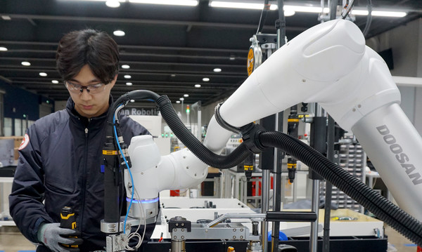 두산로보틱스 협동로봇 모델 로봇 4종 중 하나인 M시리즈. (사진=두산로보틱스)