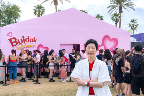 김정수 삼양식품 부회장이 지난 11일(현지시간) 미국 캘리포니아 인디오에서 열린 '코첼라 밸리 뮤직 앤드 아츠 페스티벌' 불닭 부스에서 운영 상황을 점검하고 있다. (사진=삼양식품)