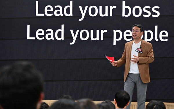 LG전자 조주완 CEO가 24일 서울대학교 제1공학관에서 전기·정보공학부 재학생 200명에게 CEO 특강을 진행하고 있는 모습. (사진=LG전자)