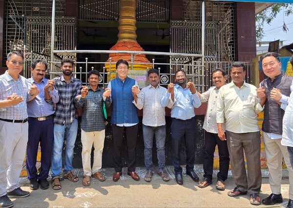 인도 안드라프라데시(AP)주 비사카파트남에서 만난 LG화학 CSSO(최고지속가능전략책임자) 고윤주 전무(가운데)와 LG폴리머스 인근 마을 대표들. (사진=LG화학)