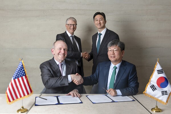 오른쪽부터 HD현대중공업 원광식 해양에너지사업본부장, HD현대 정기선 수석부회장, 테라파워 빌 게이츠 창업자, 크리스 르베크 최고경영자가 기념 촬영을 하고 있다. (사진=HD현대)