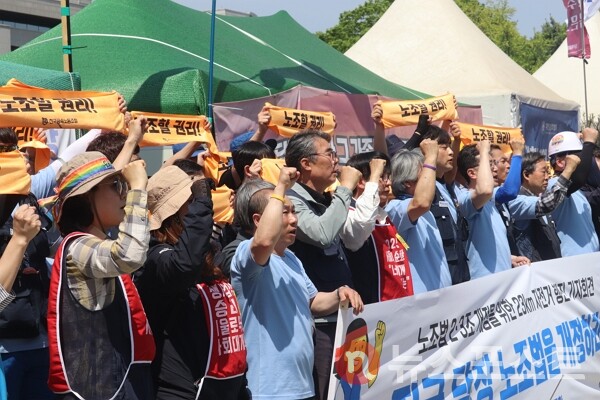 30일 서울 여의도 국회의사당 앞에서 전국금속노동조합 등 시민사회 인사들이 '노란봉투법' 개정을 촉구하며 구호를 외치고 있다. (사진=뉴스포스트 이별님 기자)