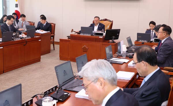 반도체산업 경쟁력 강화 특별법안 등을 심의하는 산업통상자원특허소위원회가 지난달 8일 국회에서 더불어민주당 소속 김원이 소위원장 주재로 열리고 있다. (사진=뉴시스)