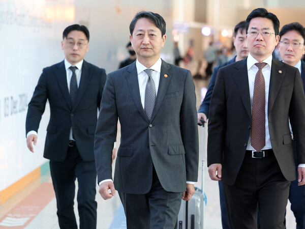 안덕근 산업통상자원부 장관이 지난달 23일 오전 인천국제공항 제2여객터미널을 통해 미국 워싱턴D.C.로 출국하고 있다. (사진=뉴시스)