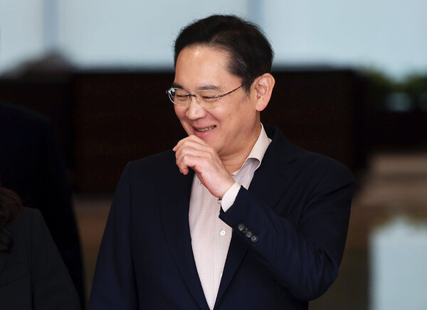 일본 출장을 마친 이재용 삼성전자 회장이 지난달 9일 서울 강서구 김포비즈니스항공센터(SGBAC)로 귀국하고 있다. (사진=뉴시스)