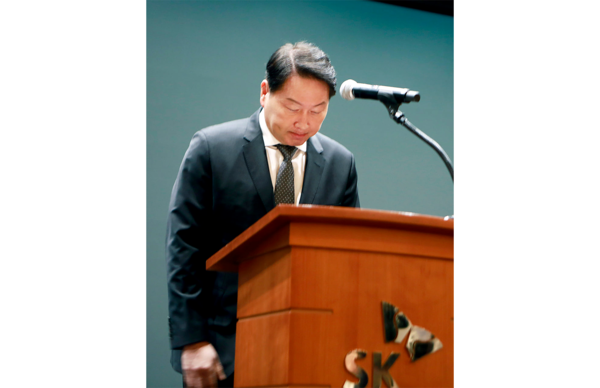 최태원 SK 회장이 5월 7일 SK텔레콤 사옥에서 열린 ‘SKT 사이버 침해 사고’ 관련 데일리 브리핑에 참석해 고객분들과 국민들께 사과했다. (사진=SKT)