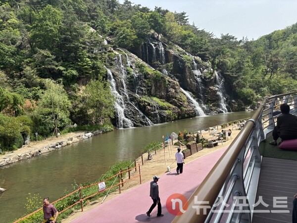 8일 서울 서대문구 홍제천 홍제폭포 앞에서 시민들이 나들이를 하고 있다. (사진=뉴스포스트 이별님 기자)