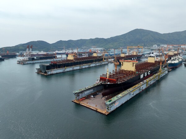 한화오션 부유식 도크에서 건조되고 있는 선박 전경. (사진=한화오션)