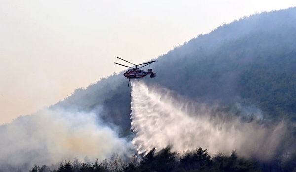 지난 3월 23일 경상남도 산청군에서 산불진화헬기가 산불을 진화하고 있다. (사진=뉴시스)
