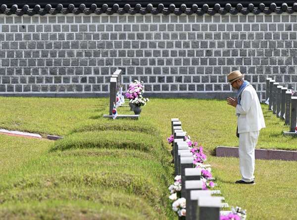 광주 북구 운정동 국립5·18민주묘지를 찾은 한 참배객. (사진=뉴시스)