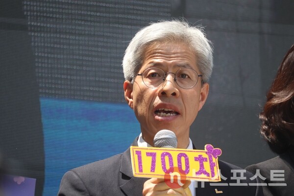 14일 서울 종로구 주한 일본대사관 앞에서 진행된 '제1700차 일본군성노예제 문제해결을 위한 정기 수요시위'에 참석한 권영국 민주노동당 대통령 선거 후보가 극우단체 회원으로 추정되는 사람들에게 소리치고 있다. (사진=뉴스포스트 이별님 기자)