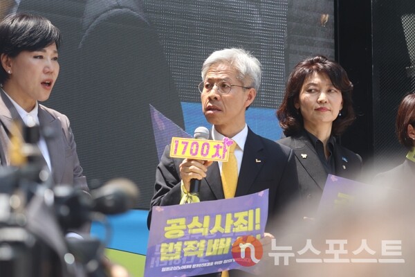 14일 서울 종로구 주한 일본대사관 앞에서 진행된 '제1700차 일본군성노예제 문제해결을 위한 정기 수요시위'에 참석한 권영국 민주노동당 대통령 선거 후보가 경찰에 항의하고 있다. (사진=뉴스포스트 이별님 기자)