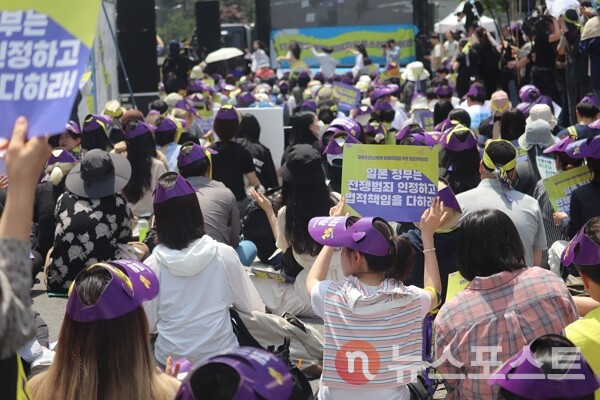 14일 오후 12시 정의기억연대는 서울 종로구 주한 일본대사관 앞에서 '제1700차 일본군성노예제 문제해결을 위한 정기 수요시위'를 열었다. (사진=뉴스포스트 이별님 기자)