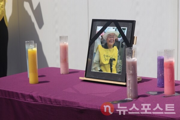 14일 오후 12시 정의기억연대가 주최한 '제1700차 일본군성노예제 문제해결을 위한 정기 수요시위'에서 일본군 '위안부' 피해자 고(故) 이옥선 할머니의 영정사진이 마련됐다. (사진=뉴스포스트 이별님 기자)
