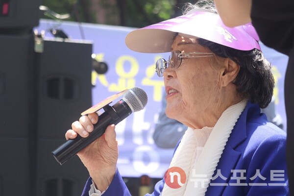 14일 오후 12시 정의기억연대가 주최한 '제1700차 일본군성노예제 문제해결을 위한 정기 수요시위'에서 일본군 '위안부' 피해자 이용수 할머니가 발언하고 있다. (사진=뉴스포스트 이별님 기자)