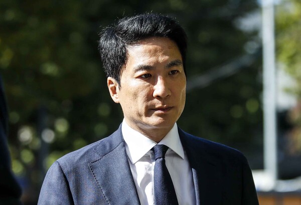 근로기준법 위반 혐의를 받는 김용빈 대우조선해양건설 회장이 2023년 10월 16일 서울 양천구 서울남부지방법원에서 열린 구속 전 피의자 심문(영장실질심사)에 출석하고 있다. 김 회장은 수백억원대 횡령·배임 등 혐의로 구속돼 재판받다가 보석으로 풀려난 뒤 한 달만에 다시 구속 기로에 놓였다. (사진=뉴시스)