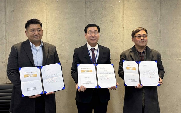 남부건설 강정훈(왼쪽부터) 대표, 대우조선해양건설 김성옥 상무, 해유건설 박종구 부사장이 컨소시엄 업무협약을 체결후 기념 촬영하고 있다. (사진=대우조선해양건설)