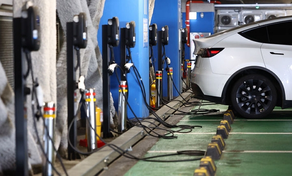 서울 시내 한 쇼핑몰에 설치된 전기자동차 충전소. (사진=뉴시스)