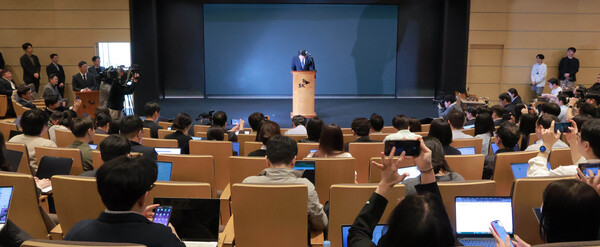 최태원 SK그룹 회장이 7일 오전 서울 중구 SK텔레콤 T타워 SUPEX홀에서 SK텔레콤의 해킹 사고와 관련해 대국민 사과를 하고 있다. (사진=뉴시스)