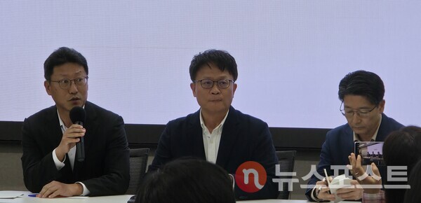 왼쪽부터 김희섭 SKT PR센터장, 류정환 네트워크인프라센터장, 임복호 MNO 사업부장. (사진=뉴스포스트 최종원 기자)