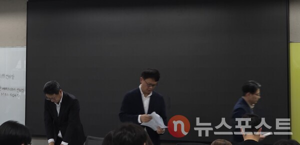 일일 브리핑 이후 이동하는 SKT 경영진들. (사진=뉴스포스트 최종원 기자)