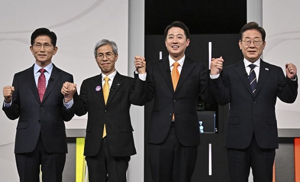 지난 18일 서울 마포구에서 열린 중앙선거방송토론위원회 주관 제21대 대통령선거 후보자 토론회에서 각 정당 대선 후보들이 선전을 다짐하고 있다. (사진=뉴시스)