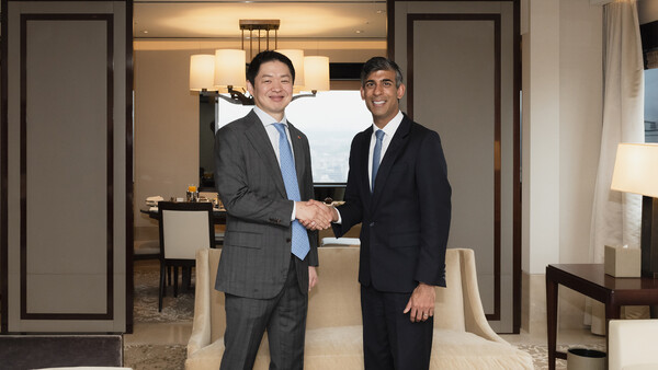 왼쪽부터 최성환 SK네트웍스 사업총괄 사장, 리시 수낵 영국 전 총리 (사진=SK네트웍스)