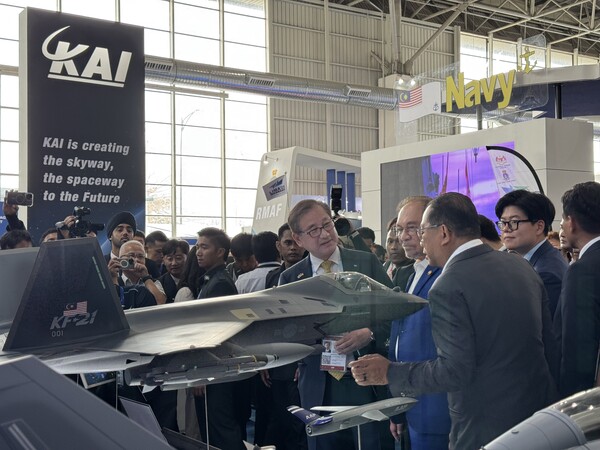 강구영 KAI 사장(가운데)이 24일까지 말레이시아에서 개최되는 'LIMA 2025'에서 전시된 KF-21를 소개하고 있다. (사진=KAI)