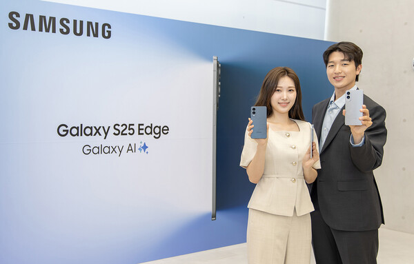 13일 '삼성 강남'에서 진행된 '갤럭시 S25 엣지'  공개 행사에서 '갤럭시 S25 엣지' 제품을 체험하고 있는 모습. (사진=삼성전자)