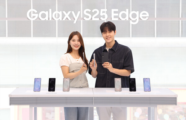 '삼성 강남'에서 '갤럭시 S25 엣지'를 소개하는 모습. (사진=삼성전자)
