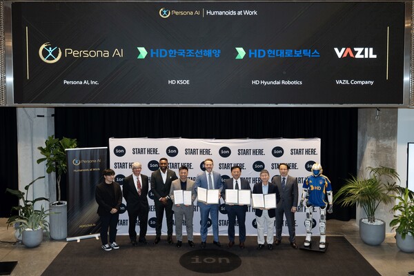 오른쪽 둘째부터 송영훈 HD현대로보틱스 솔루션 부문장과 이동주 HD한국조선해양 제조 혁신랩 부문장, 닉 래드포드 페르소나AI 최고 경영자(CEO), 김성원 바질컴퍼니 최고 기술 책임자(CTO) 등이 업무 협약식에서 기념 촬영을 하고 있다. (사진=HD현대)