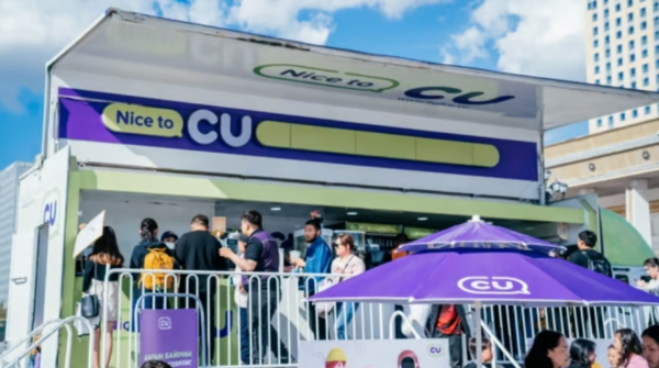 2023년 몽골에서 열린 한국문화주간행사에 설치한 CU 이동형 편의점에 현지인이 구매 대기줄을 서있는 모습이다. (사진=BGF리테일)