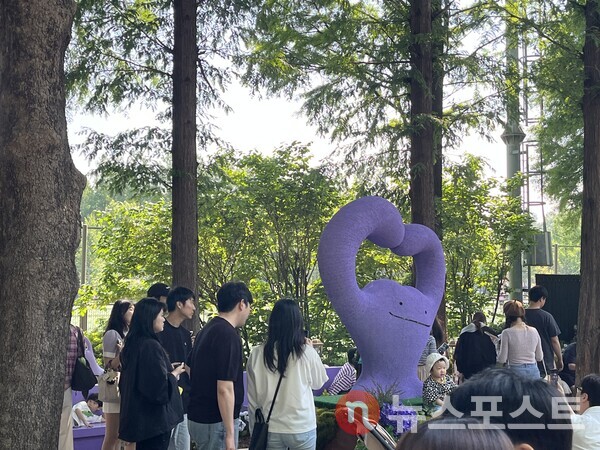 메타몽을 구경하는 시민들. (사진=김윤진 기자)