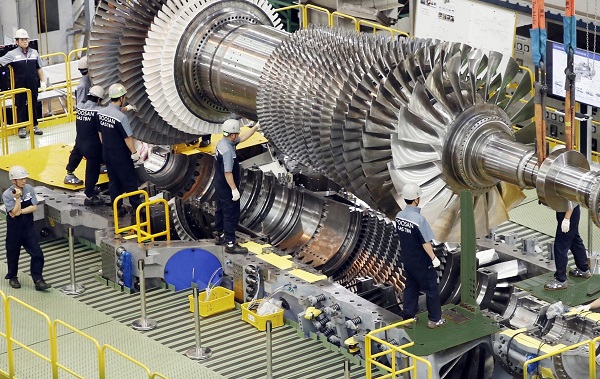 두산에너빌리티 직원들이 지난 2019년 9월 '가스터빈 초도호기' 최종조립을 위해 로터 블레이드를 케이싱에 설치하고 있다. (사진=두산에너빌리티)