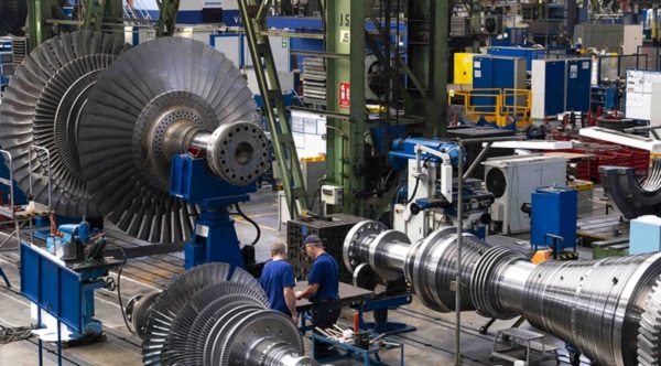 지난 9일(현지시간) 체코 플젠에 위치한 두산스코다파워 공장에서 작업자들이 터빈을 조립하는 모습. (사진=산업통상자원부)