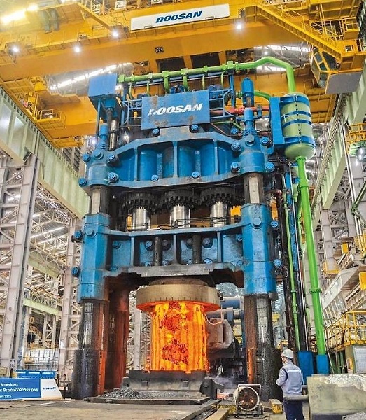 두산에너빌리티 경남 창원 공장의 뉴스케일파워 전용 원자로 주조 설비에서 작업자들이 소형모듈원전(SMR) 주단 소재를 제조하고 있다. (사진=두산에너빌리티