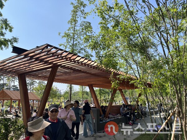 경동나비엔이 보라매공원에 조성한 '정원의 온도'에서 시민들이 더위를 피하고 있다. (사진=김윤진 기자)