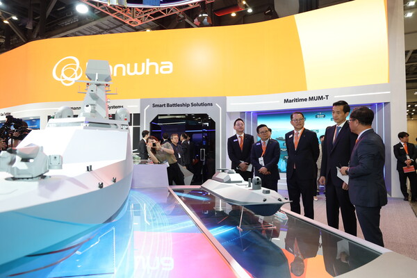 김동관 한화그룹 부회장이 MADEX 2025 한화오션 부스에 방문해 설명을 듣고 있다. (사진=한화)