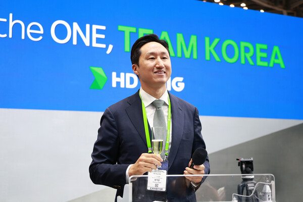 HD현대 정기선 수석부회장이 28일 부산 벡스코에서 열린 'MADEX 2025' 리셉션 행사에서 인사말을 하고 있다. (사진=HD현대)