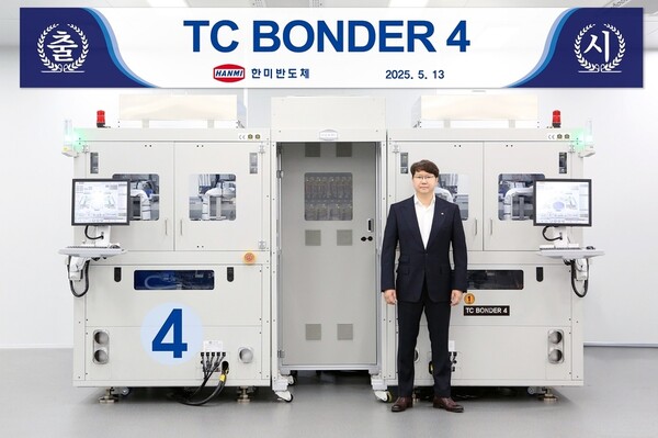 곽동신 한미반도체 회장이 자사 TC본더 4 장비 앞에서 사진을 찍고 있다. (사진=한미반도체) 