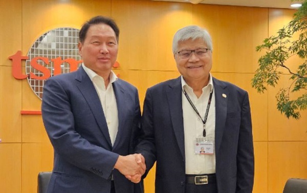 최태원(왼쪽) SK그룹 회장과 웨이저자 TSMC 회장이 지난해 6월 대만 타이베이 TSMC 본사에서 만나 악수를 나누고 있다. (사진=SK그룹)